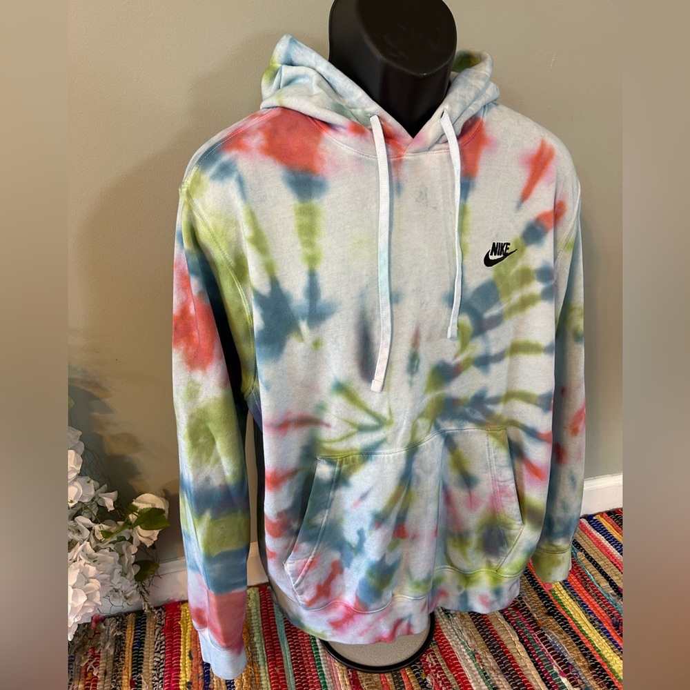 NEW Nike Swoosh Tie Dye Hooded Sweatshirt Embroidered Spellout Medium - Picture 4 of 7